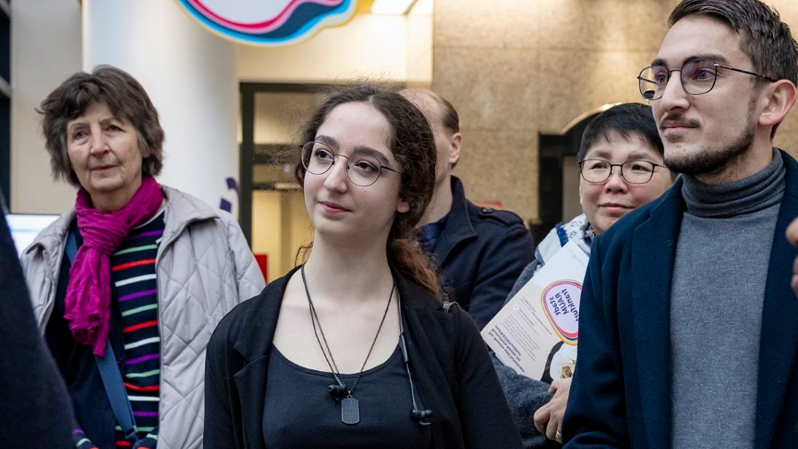 Know-how für Engagierte in der Inforeihe "Gut zu wissen!" (© Stadt Frankfurt/Katarina Ivanisevic) Gruppe von Personen im Foyer des stadtRAUMfrankfurt