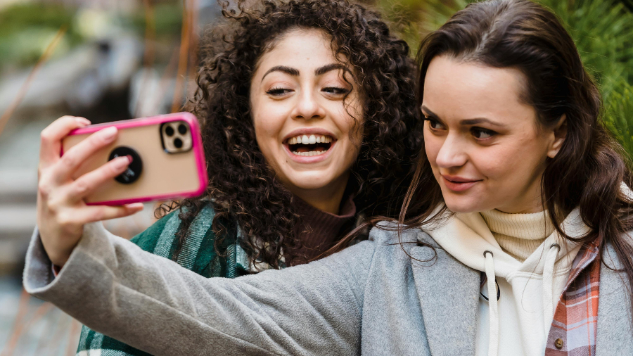 Symbolfoto (© Pexels, Tim Douglas) Symbolfoto mit zwei Frauen bei einem Selfie