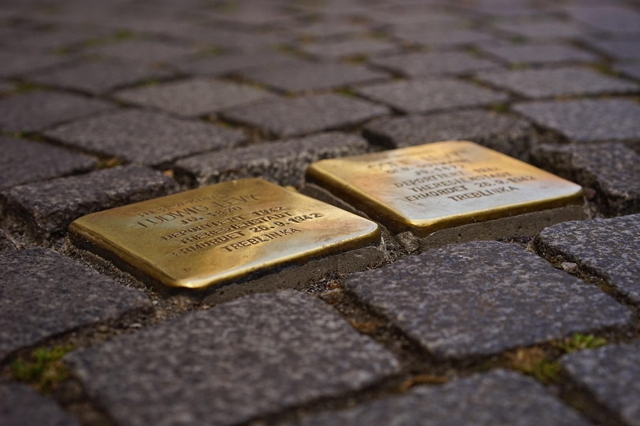 Zwei Stolpersteine als Symbolbild