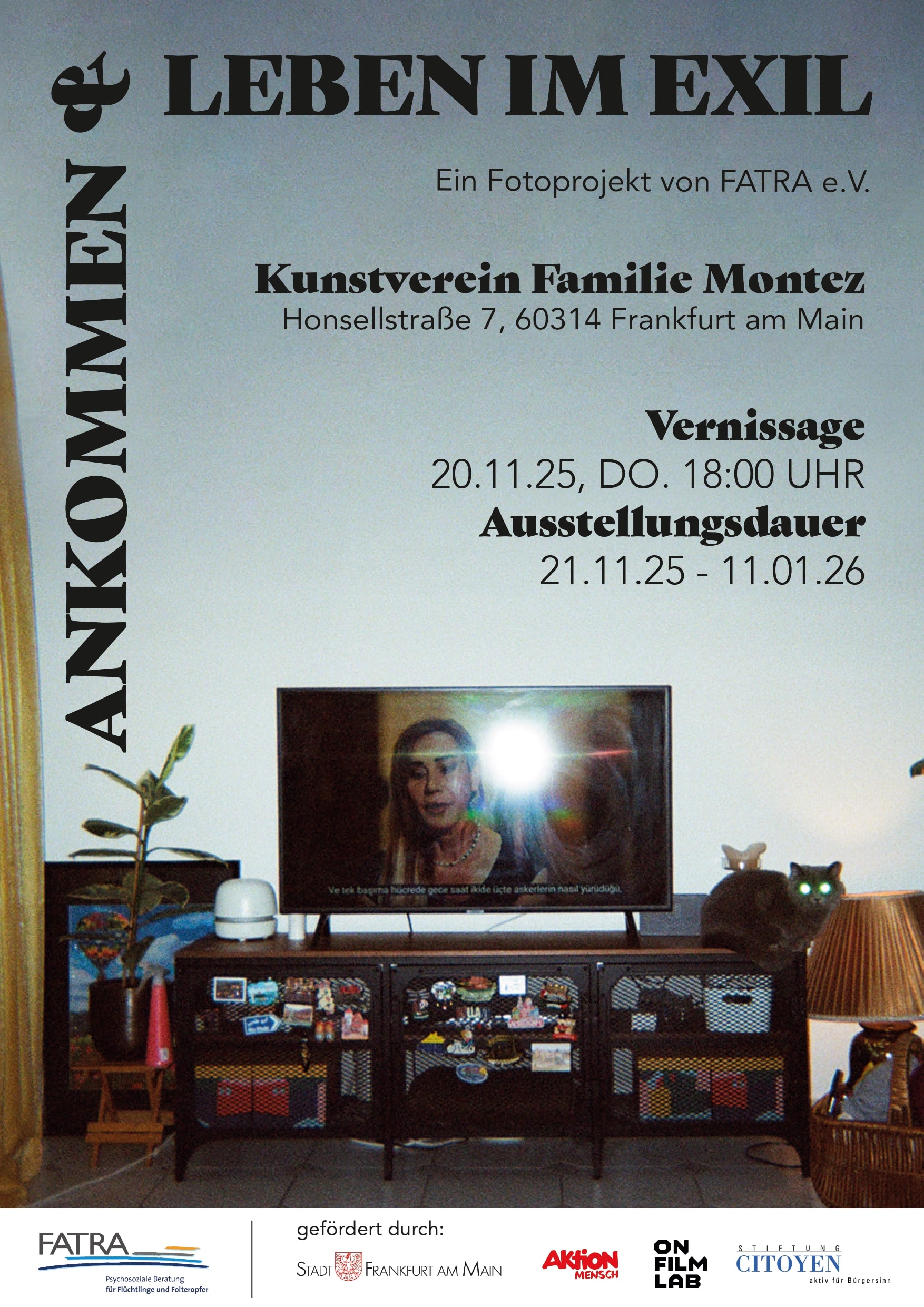 Flyer zur Ausstellung mit einem Bildschirm mit einer Frau darauf