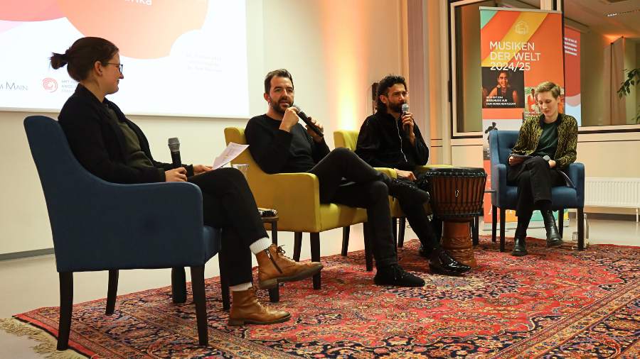 Vier Personen sitzend im Gespräch der Reihe "Musiken der Welt"