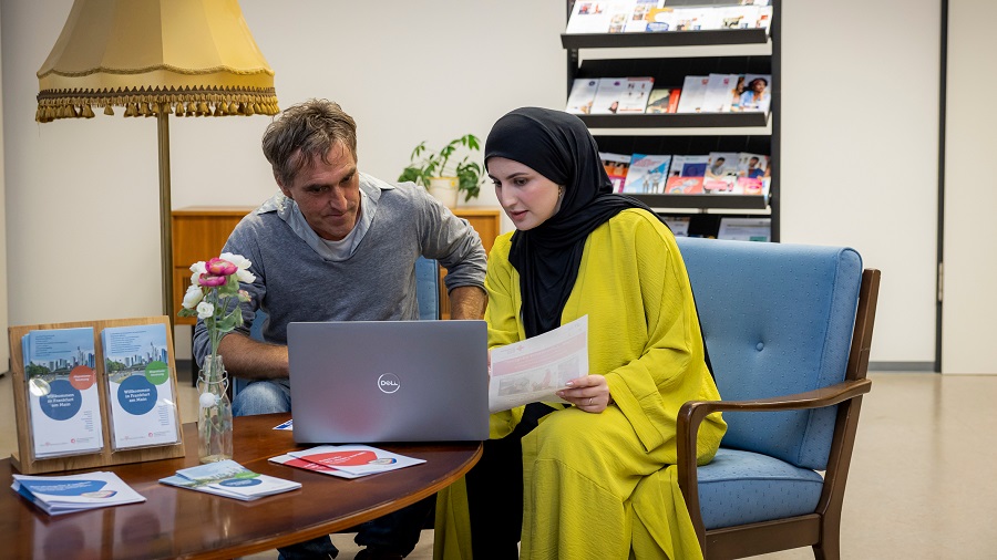 Zwei Personen sitzend in einem Beratungsgespräch