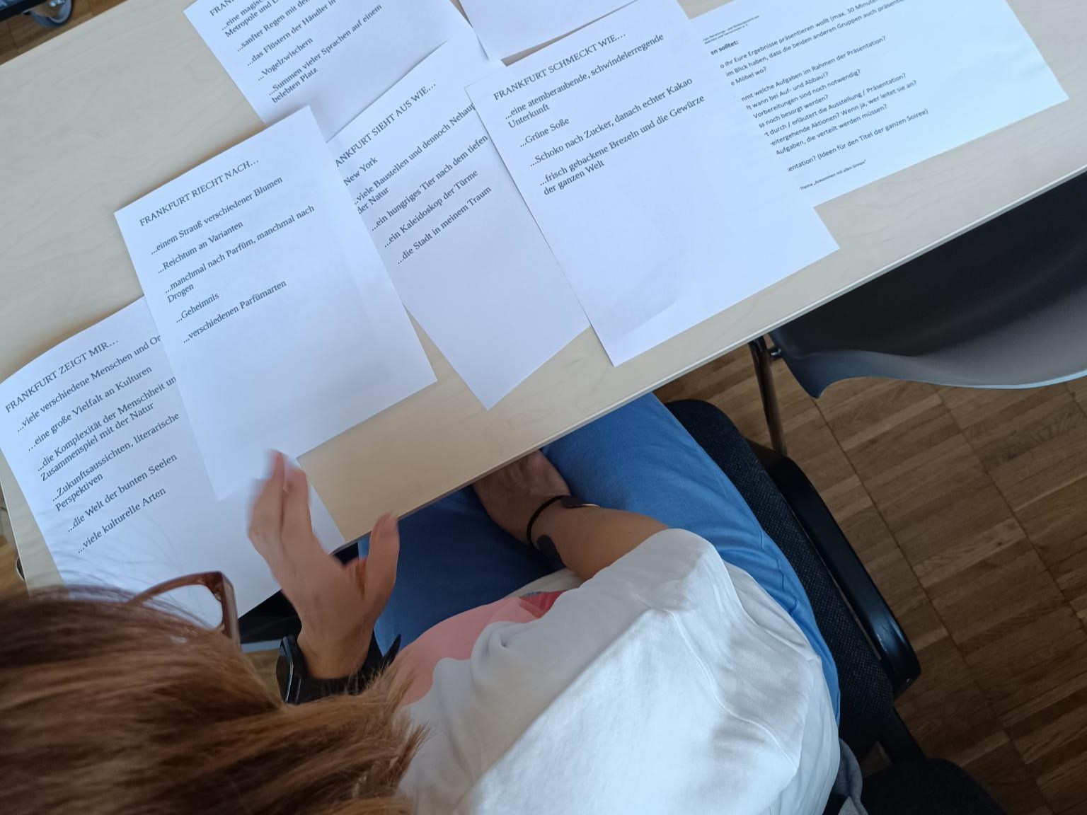 Eine Frau von oben, die liest