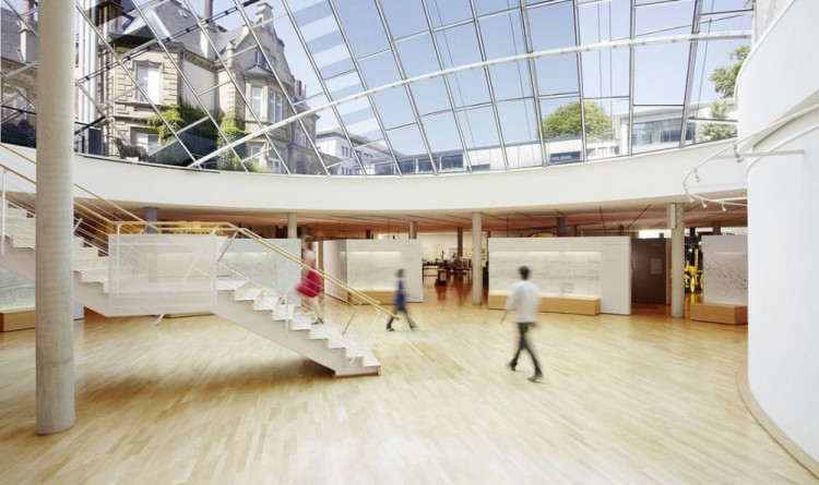 Blicks ins Foyer eines Museums