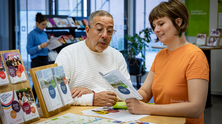 Zwei Personen stehend in einer Beratung