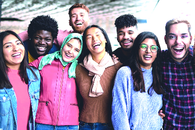 Mehrere Personen lächelnd und stehend