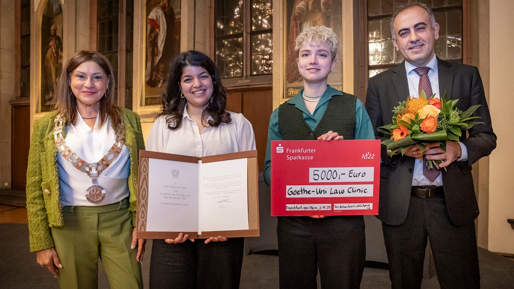 Frankurts Bürgermeisterin und Diversitätsdezernentin Nargess Eskandari-Grünberg mit Vertreterinnen der  Goethe-Universität Law Clinic