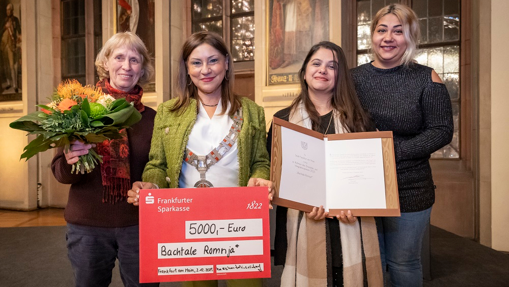 Frankurts Bürgermeisterin und Diversitätsdezernentin Nargess Eskandari-Grünberg mit Vertreterinnen von Bachtale Romnja*