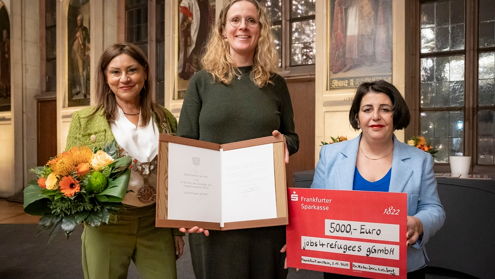 Frankurts Bürgermeisterin und Diversitätsdezernentin Nargess Eskandari-Grünberg mit einer Vertreterin von jobs4refugees