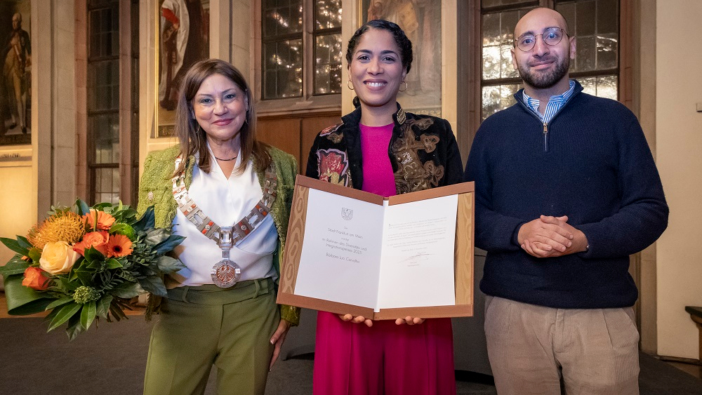 Frankurts Bürgermeisterin und Diversitätsdezernentin Nargess Eskandari-Grünberg mit Künstlerin und Theaterpädagogin Bárbara Luci Carvalho