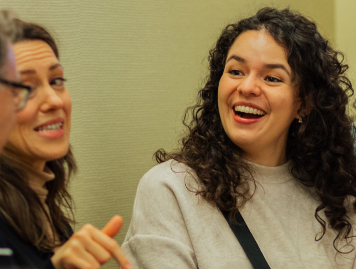 Zwei Frauen lächelnd im Gespräch