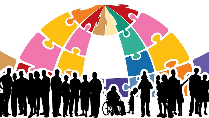 Menschen divers vor einer Weltkugel als Puzzle