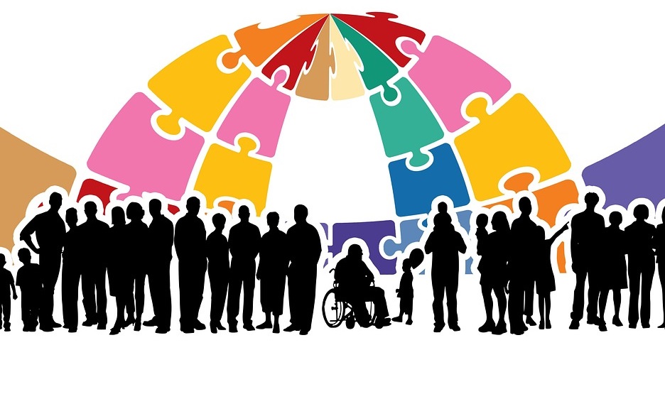 Menschen divers vor einer Weltkugel