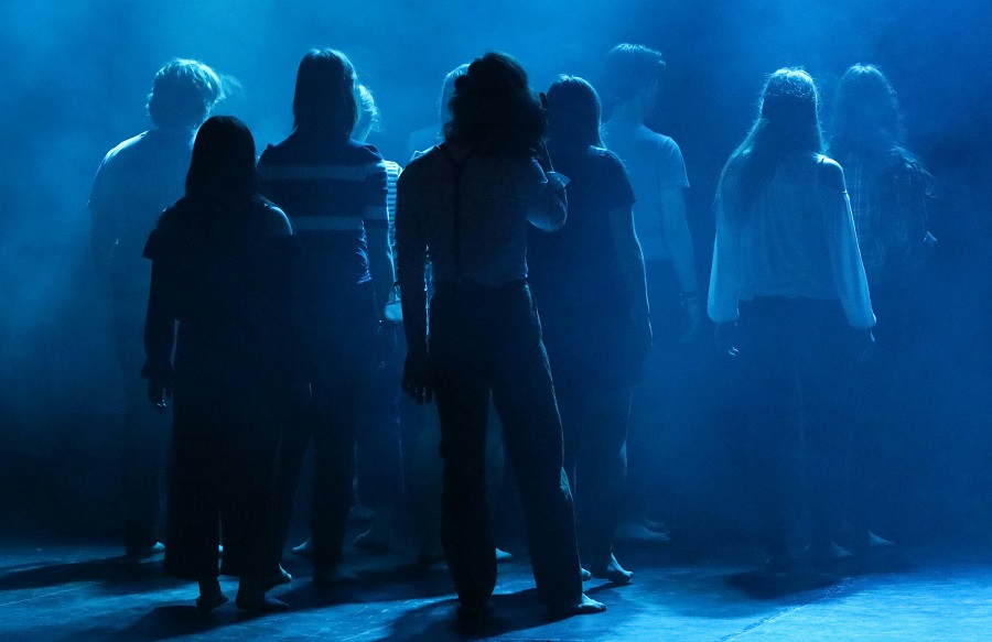 Jugendliche auf einer Theaterbühne