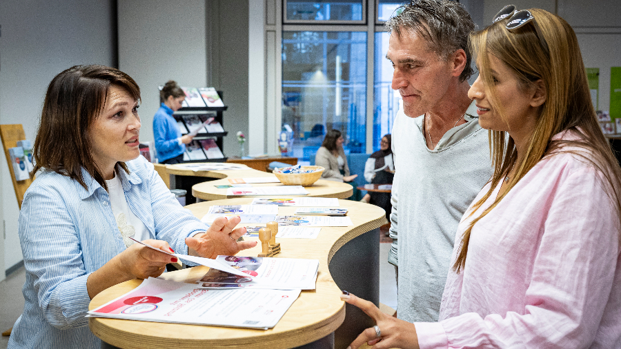 Beratung im Frankfurt Welcome & Information Center (© Stadt Frankfurt am Main, Mara Monetti)