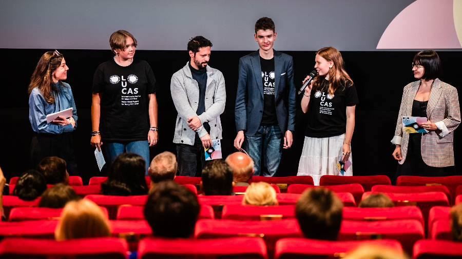 Ein Kinosaal mit Publikum und Jugendlichen der Jury des LUCAS-Filmfestivals