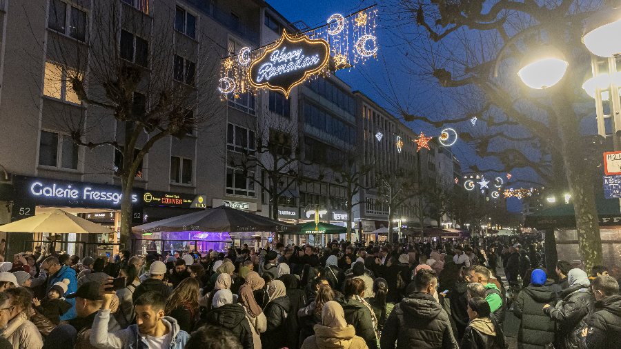 Mehrere hundert Menschen kamen 2024 zum Einschalten der ersten Ramadan-Beleuchtung in die Freßgass. 