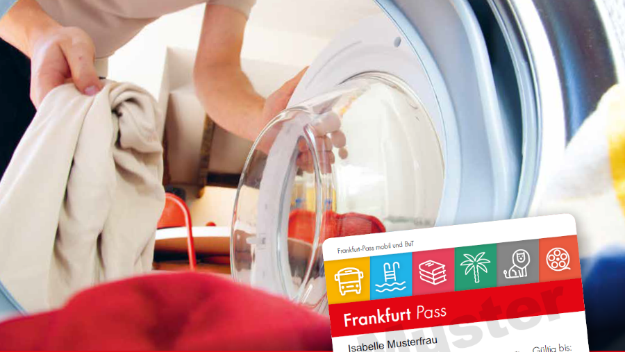 Eine Person legt Wäsche in die Waschmaschine. Davor ist der Frankfurt-Pass abgebildet.