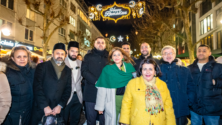 Frankfurts Bürgermeisterin und Vertreter:innen muslimischer Gemeinden vor der Ramadan-Beleuchtung