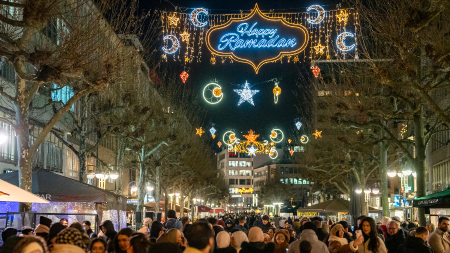 Der Ramadan-Schriftzug über der Freßgass' mit rund 400 Besucher:innen