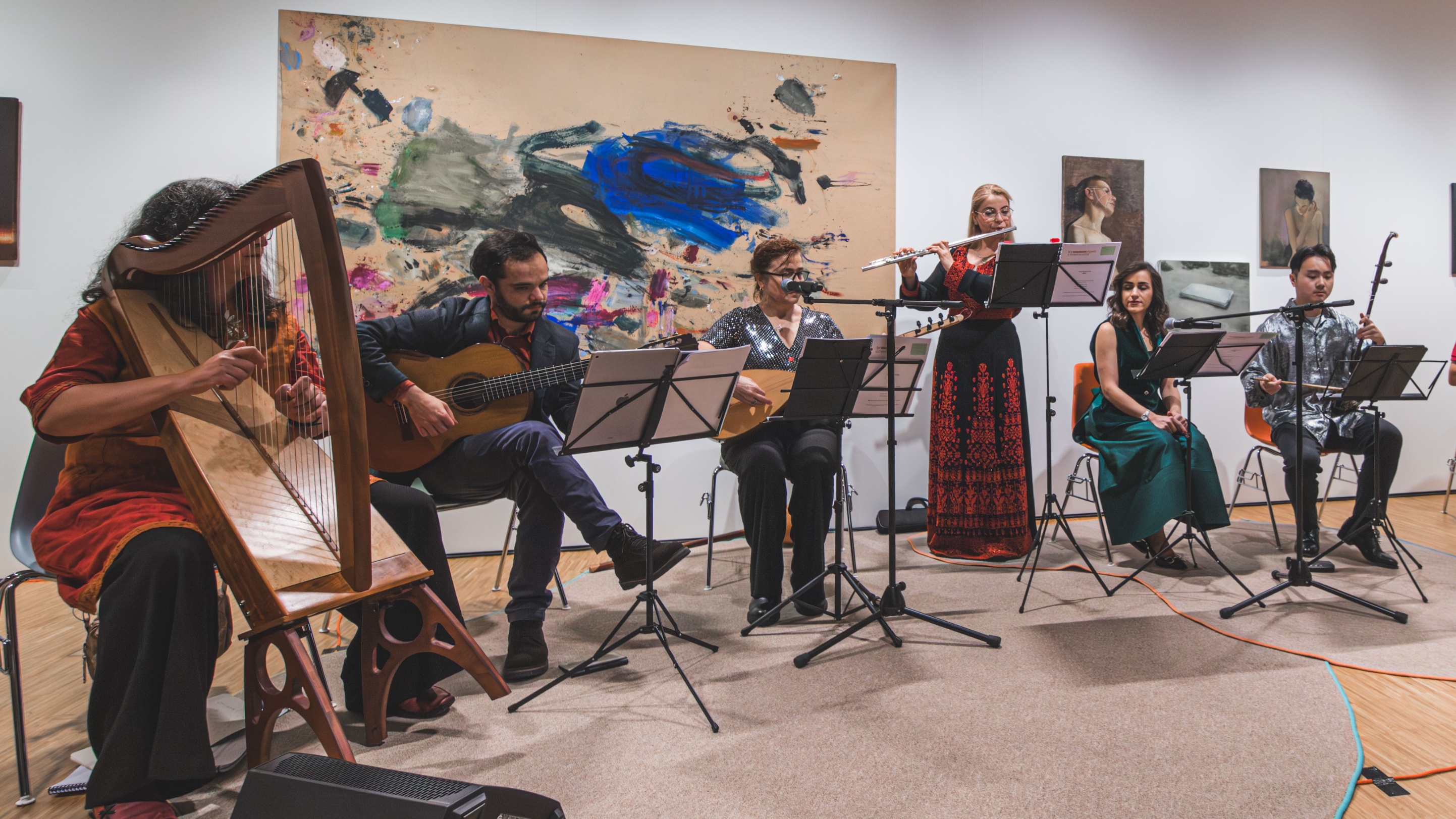 Mehrere Musiker:innen von Bridges mit unterschiedlichen Instrumenten während einer Aufführung