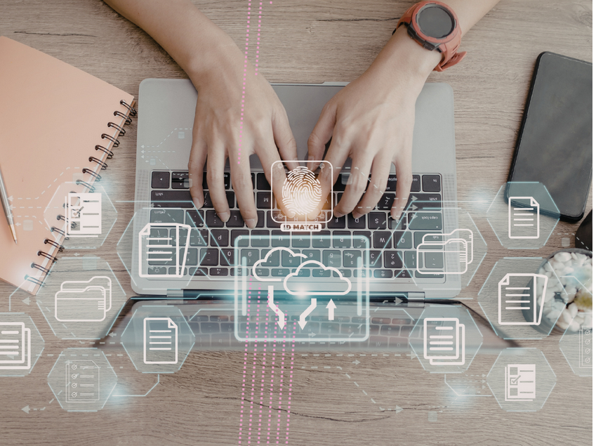 Hände auf einer Laptrop-Tastatur