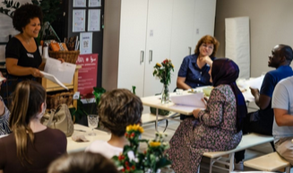 Flyermotiv mit Personen in einem Essensraum