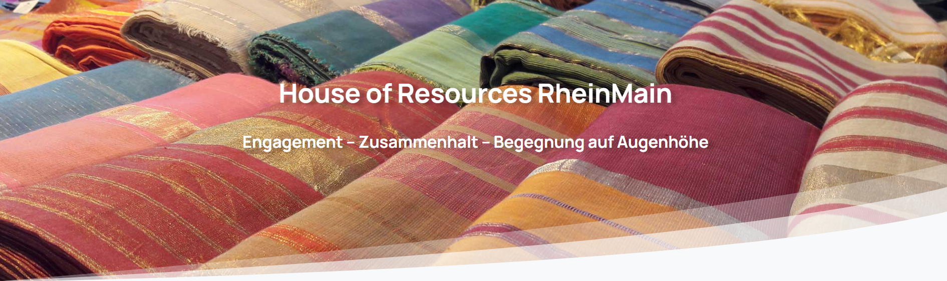Farbiger Hintergrund aus Stoffbahnen mit Schriftzug House of Resources