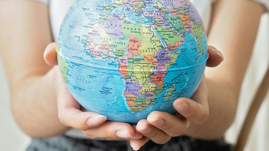 Eine Person mit einem Globus in Händen