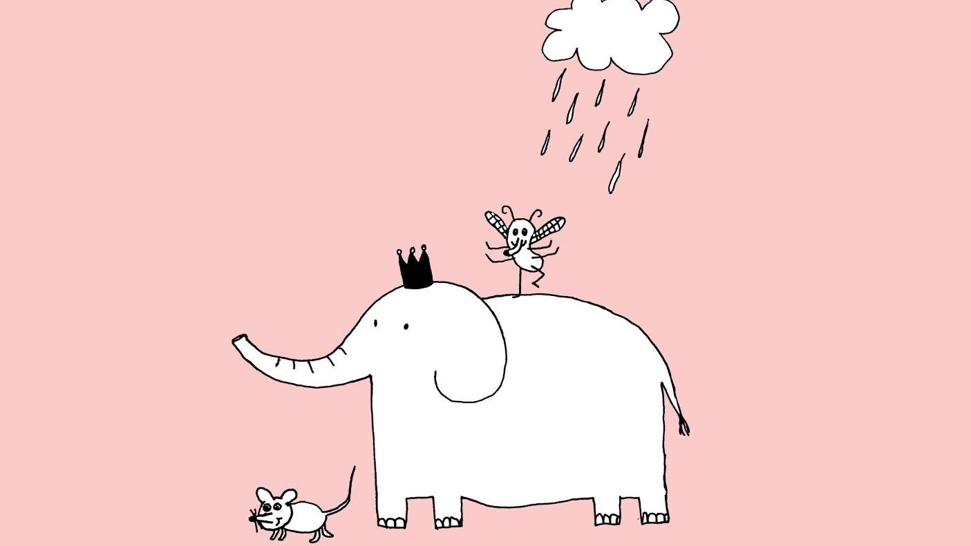Zeichnung eines Elefanten mit Krone, auf dem eine Fliege tanzt, und eine kleine Maus vorwegläuft mit kleiner Regenwolke darüber auf rosa Untergrund