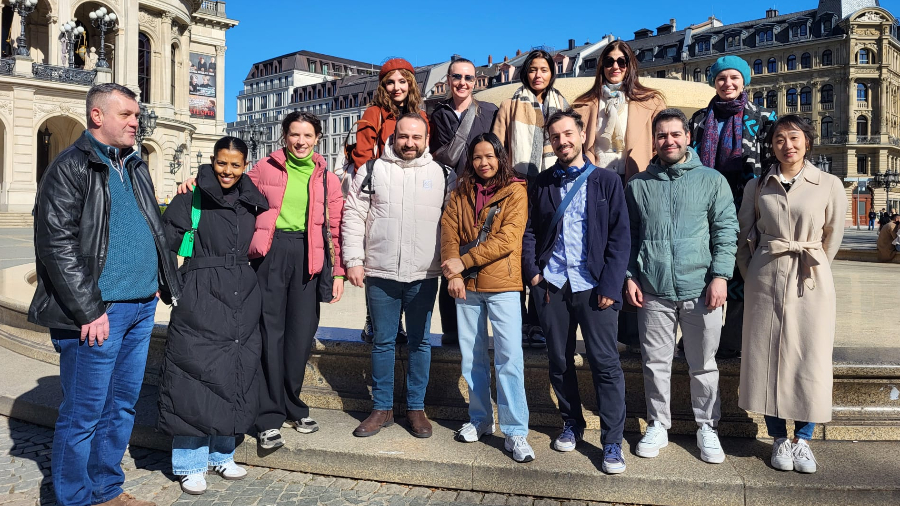 Personen vor der Alten Oper