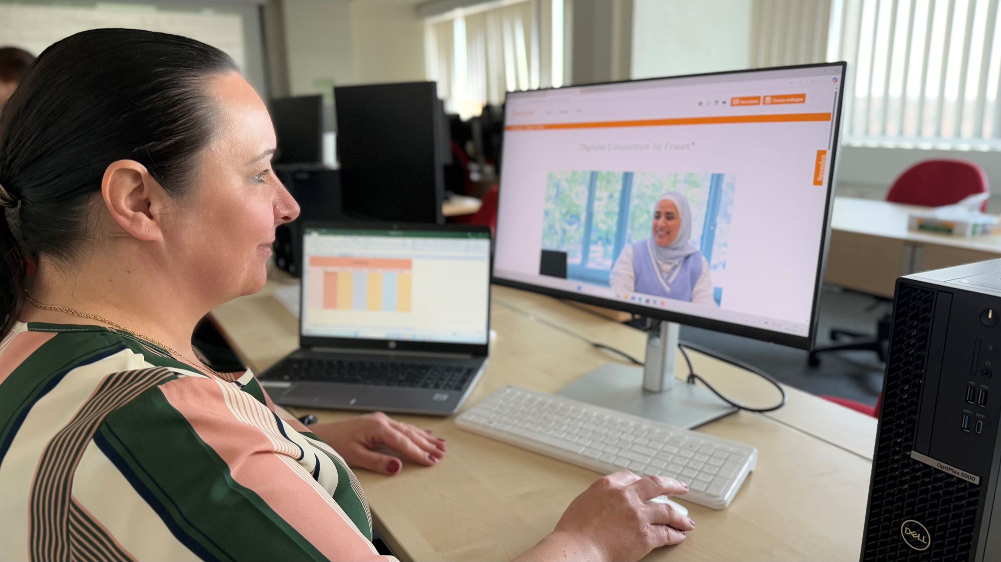 Eine Frau vor einem Rechner