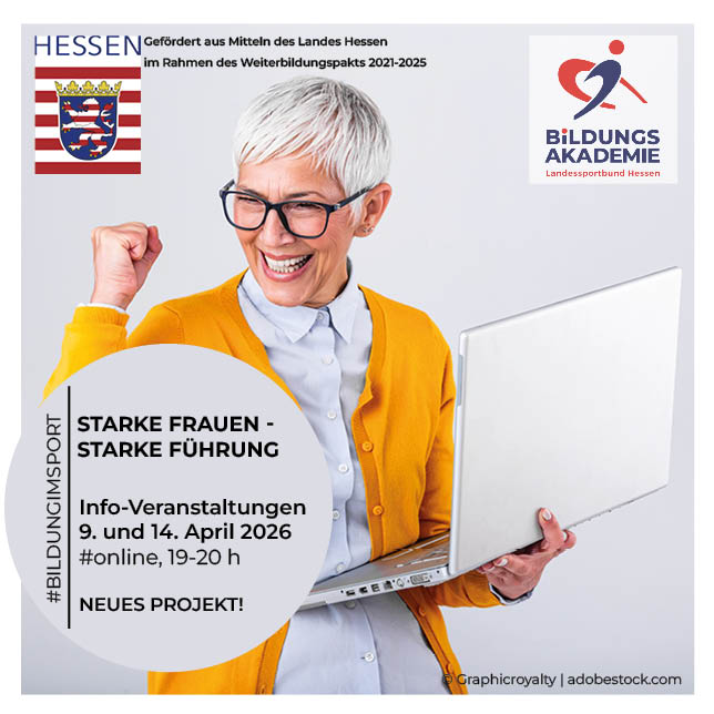 Sie sehen das Porträt einer fröhlichen, reifen Frau mit einem Laptop, die vor einem grauen Hintergrund, ihren Erfolg feiert. Logo Bildungsakademie des lsbh und Land Hessen. Fördervermerk Weiterbildungspakt für die Jahre 2021 bis 2025