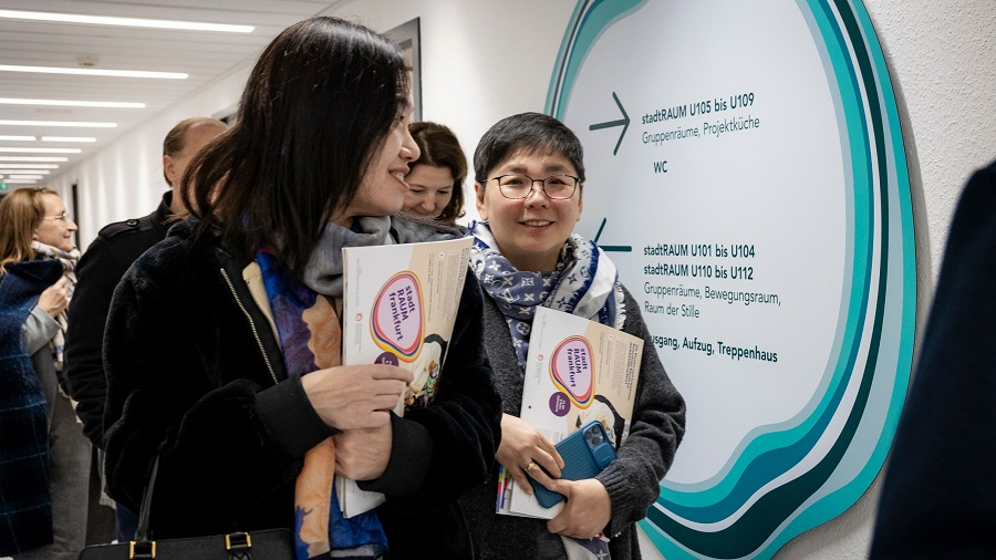 Personen mit Unterlagen bei einer Führung