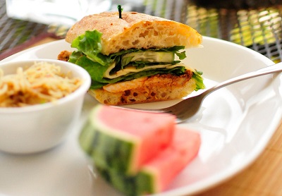 Teller mit Melonenstücken, Sandwich und mehr