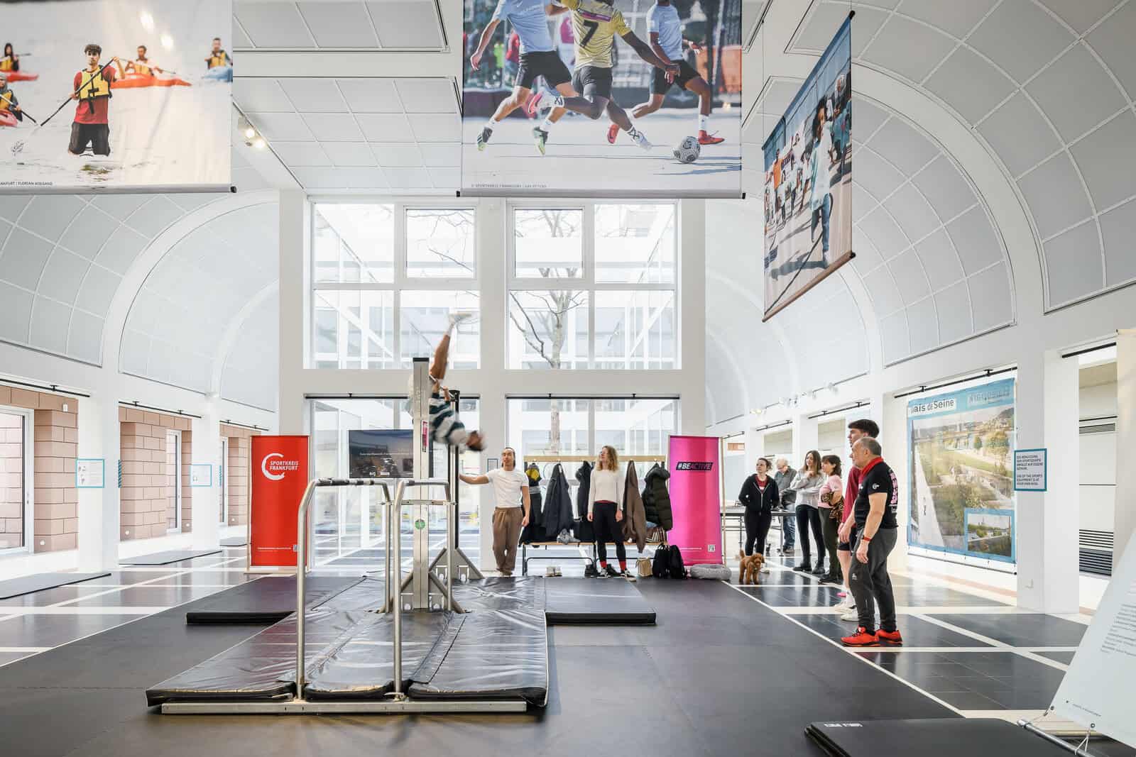 Ein Calisthenic-Parcour mit Sportler:innen darum