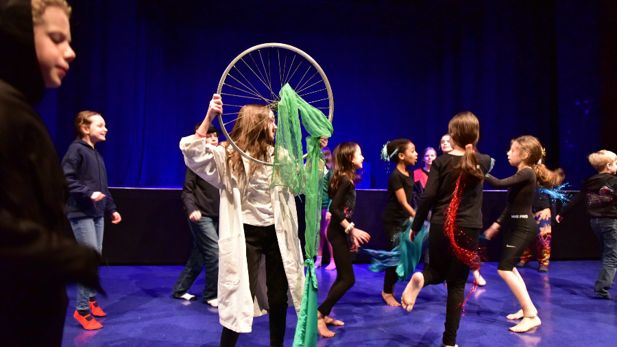 Kinder und Jugendliche auf einer Theaterbühne