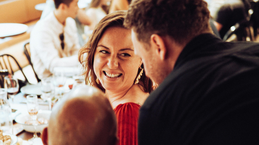 Menschen um Esstisch im Gespräch