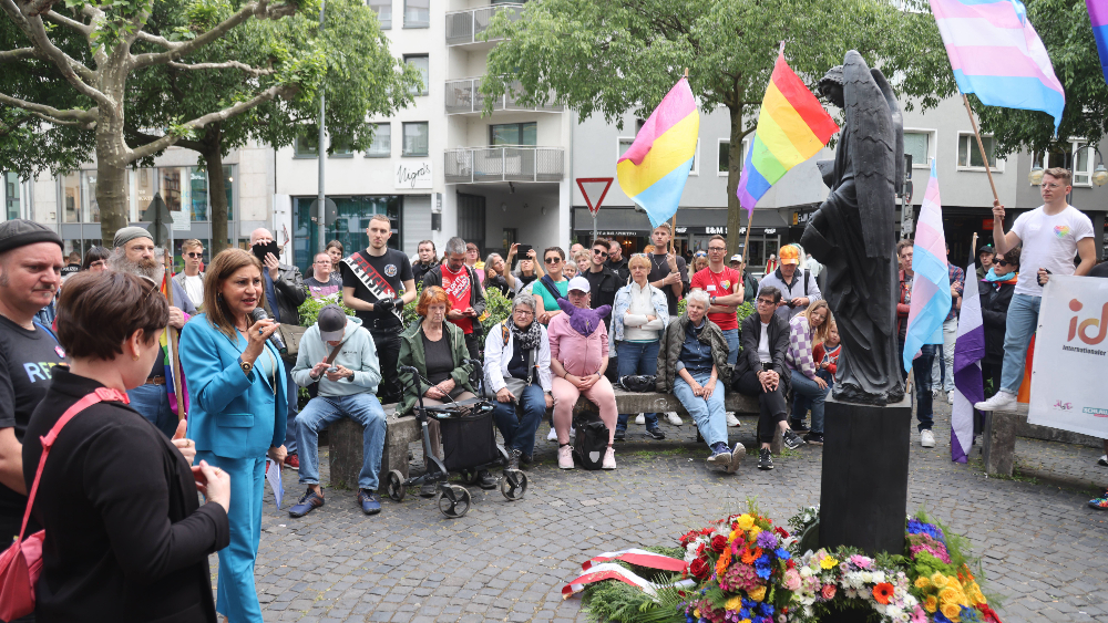 Viele Personen am Klaus-Mann-Platz rund um das Mahnmal "Frankfurter Engel" während einer Rede von Frankfurts Bürgermeisterin Nargess Eskandari-Grünberg.