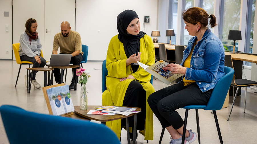 Zwei Frauen in einer Beratung