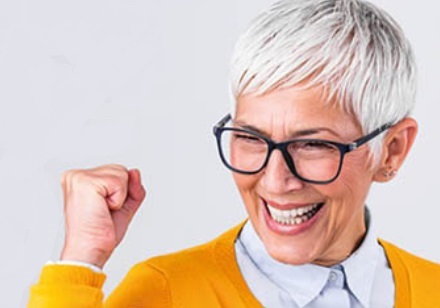 Eine ältere Frau mit erhobedner Faust als Sinnbild für Aktivität