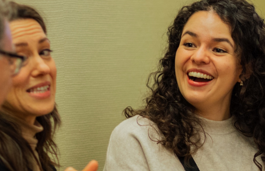 Zwei Frauen lachend im Gespräch