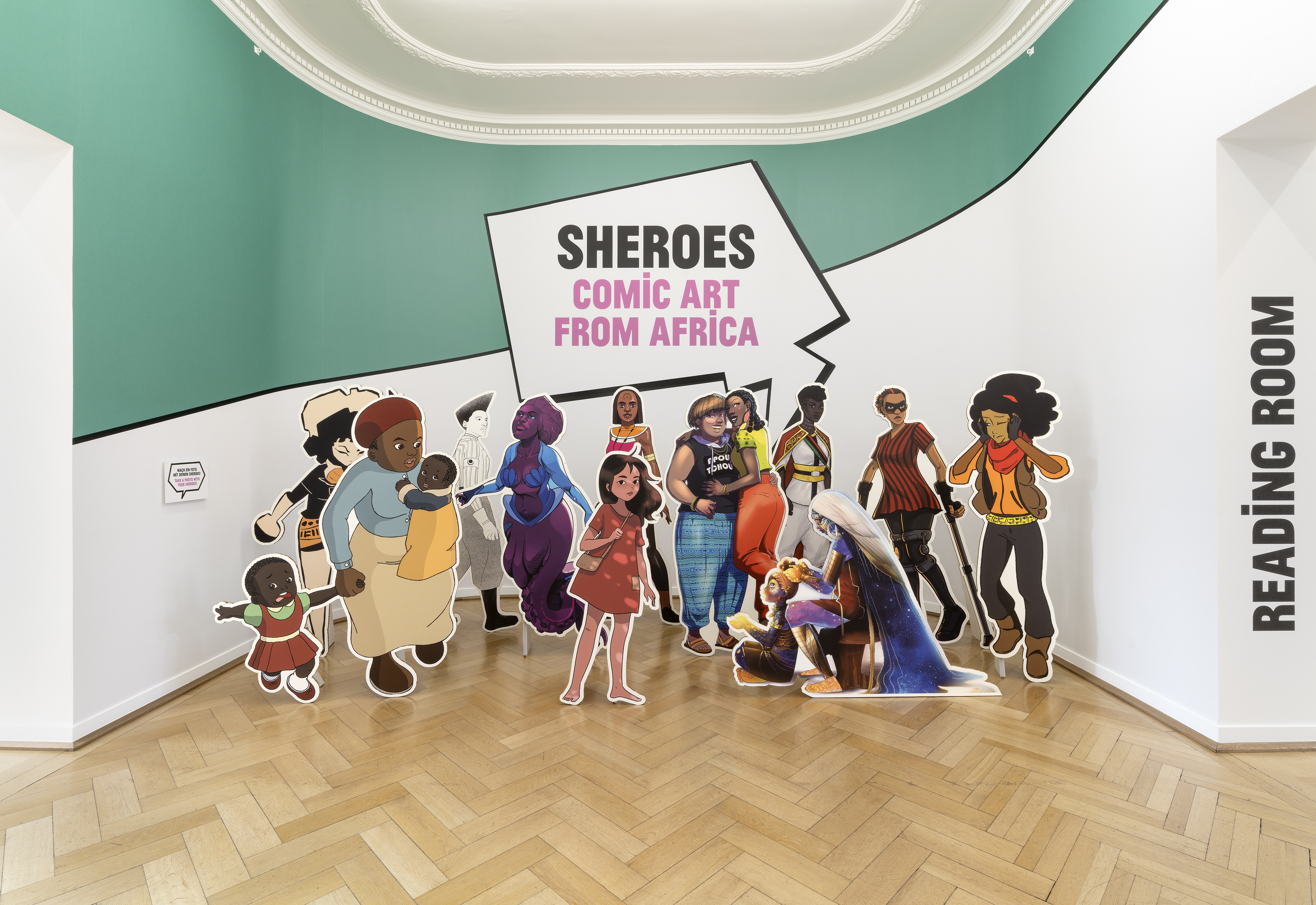 Das Bild Zeit Comic-Figuren, die im Foyer der Ausstellung in lebensgroß aufgestellt sind. 