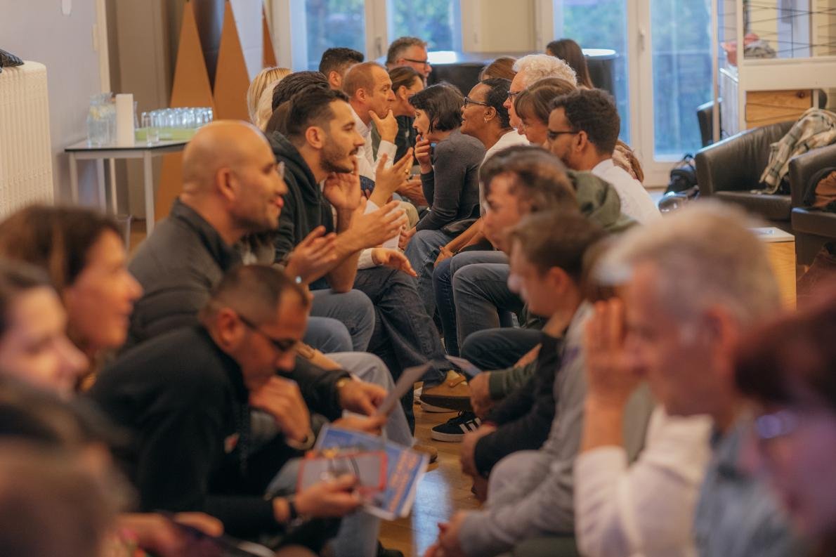 Menschen gegenüber sitzend im Gespräch