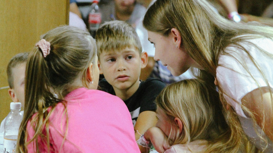 Eine Frau im Gespräch kut Kinder