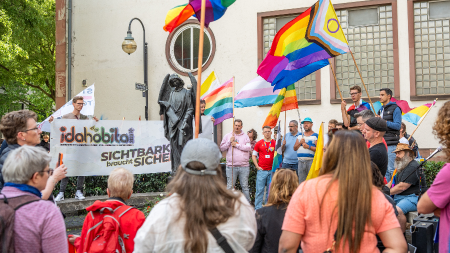 100 Menschen versammelten sich am Klaus-Mann-Platz zum IDAHOBITA*-Gedenken.
