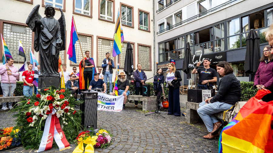 Bürgermeisterin Nargess Eskandari-Grünberg begrüßte die Gäste am "Frankfurter Engel" auf dem Klaus-Mann-Platz.