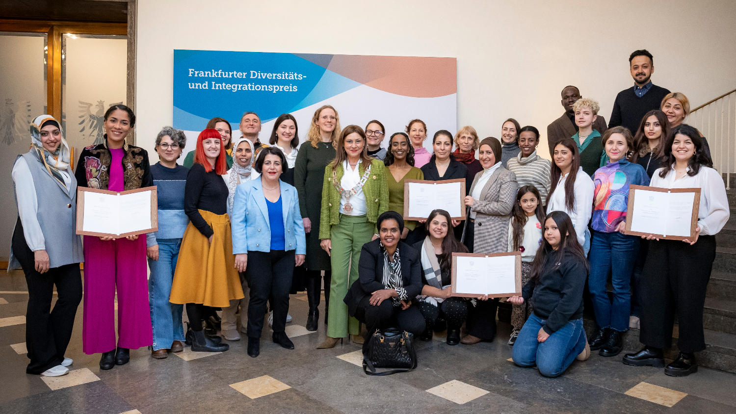 Frankfurts Bürgermeisterin und Diversitätsdezernentin Nargess Eskandari-Grünberg (Mitte) am 02. Dezember 2025 bei der Verleihung des Diversitäts- und Integrationspreises 2025 mit den Gewinner:innen im Rathaus Römer