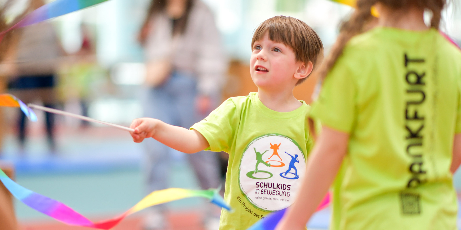 Kinder beim Spielen in Sportkleidung