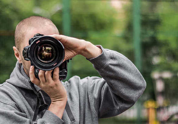 Ein Mann mit Fotoapparat